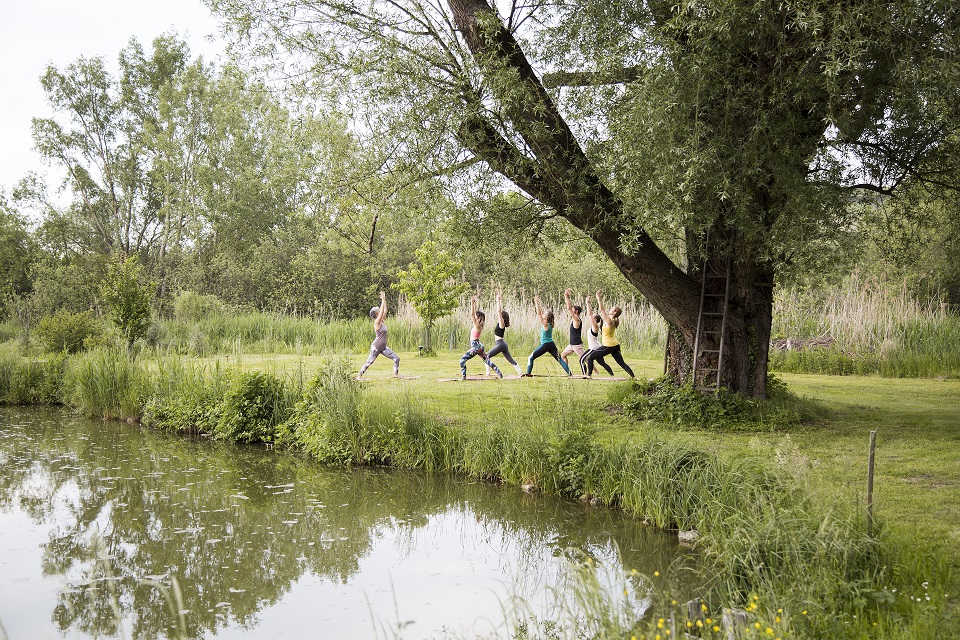 Gruppenbild im Freien in der Pose des Krieger I