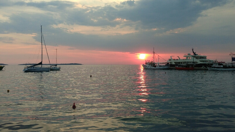 Boote im Meer bei Sonnenuntergang