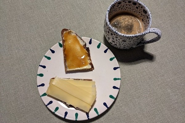 Tasse Kaffee, Butterbrot, Käsebrot