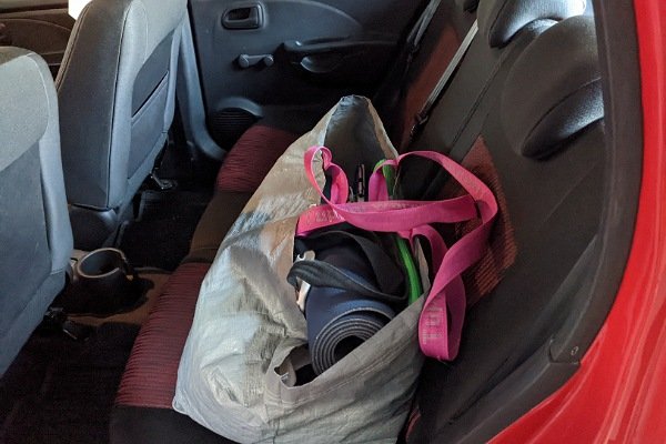 Tasche mit Yogamatte auf Autorücksitz