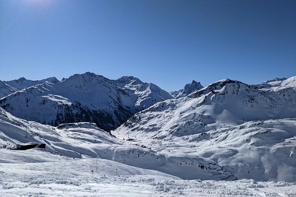 Schneebedeckte Berge und blauer Himmel