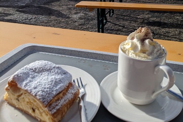 Topfenstrudel und heiße Schokolade auf einem Tablet