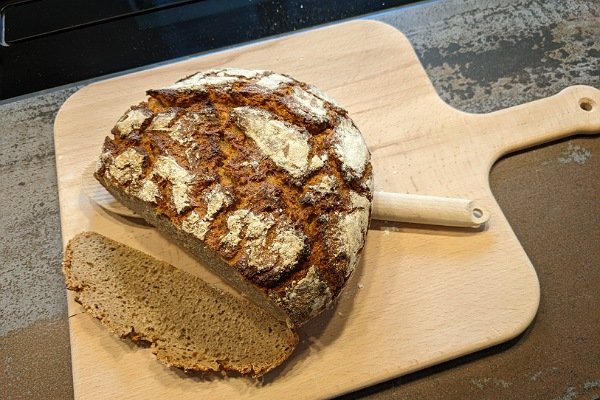 Roggenbrot auf Schneidbrett