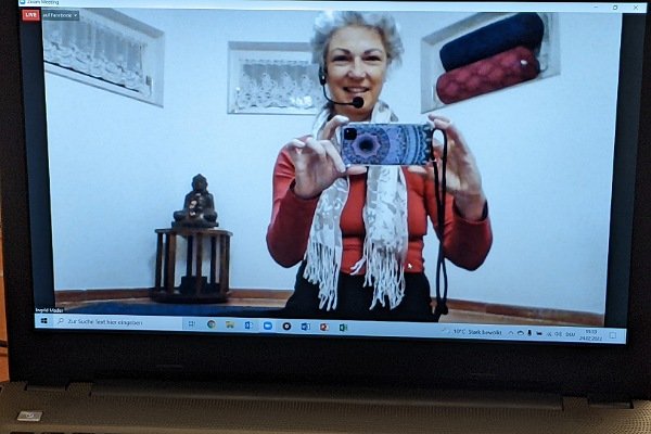Selfie einer Frau am Laptop!