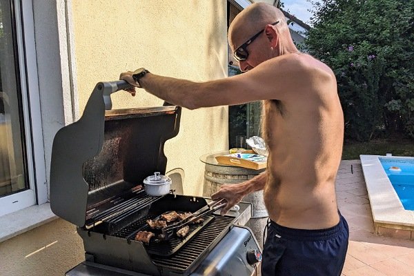 Mann am Grill