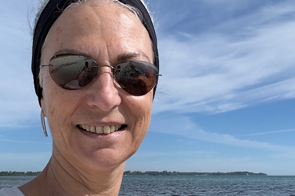 Porträt Ingrid Mader vor Meer und Himmel