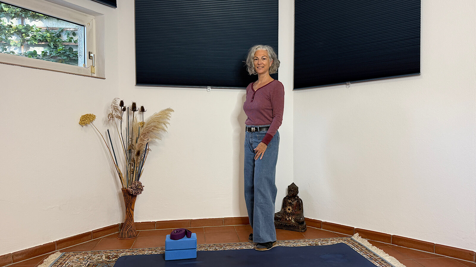 Ingrid Mader rollt zu Hause ihre Yogamatte aus, um nach einer Pause wieder mit Rückenübungen anzufangen.